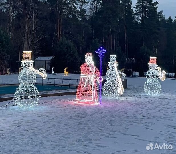 Новогоднее оформление световыми фигурами Снеговика