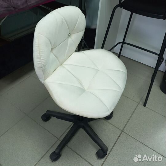 Стул для мастера по наращиванию ресниц