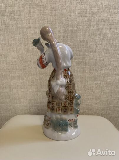 Фарфоровая статуэтка 