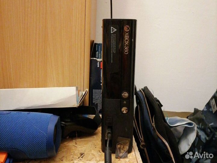 Иксбокс 360 + 2 джойстика и 3 игры