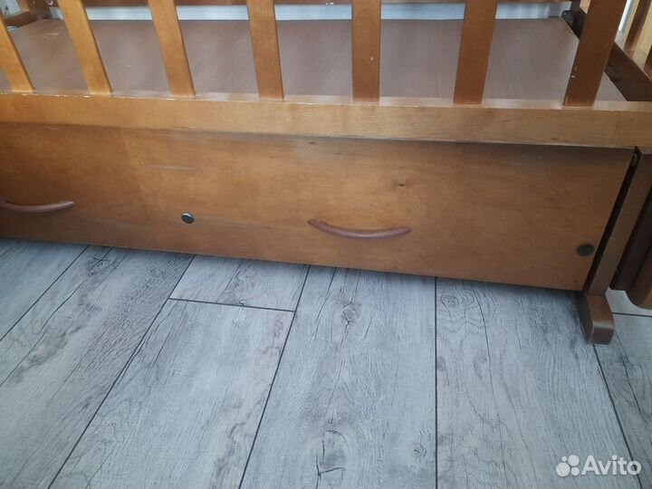 Кроватка для новорожденных с маятником