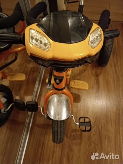 Детский трехколесный велосипед lamborghini с ручко