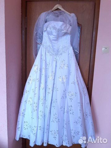 Красивое новое свадебное платье и аксессуары для с