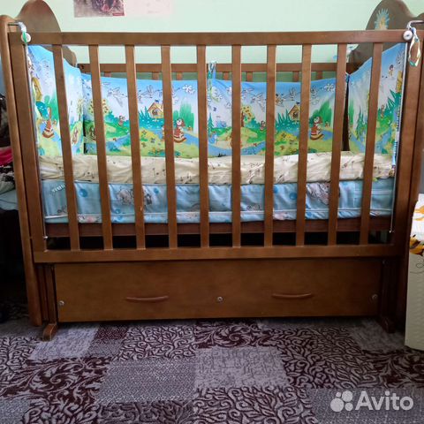 Детская кроватка с маятником