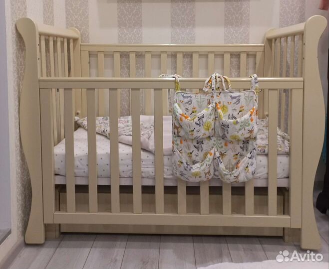 Детская кроватка с продольным маятником