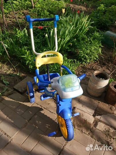 Трехколесный велосипед