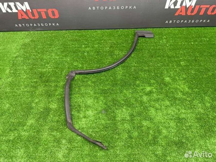 Уплотнитель двери нижний задний левый Infiniti