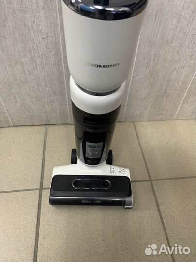 Продаю вертикальный пылесос Redmond VH1312