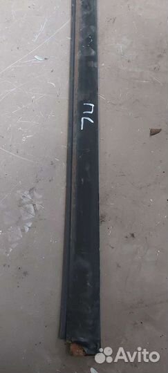 Молдинг стекла передняя левая Nissan Serena c23