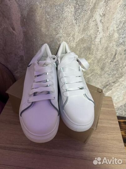 Кроссовки женские