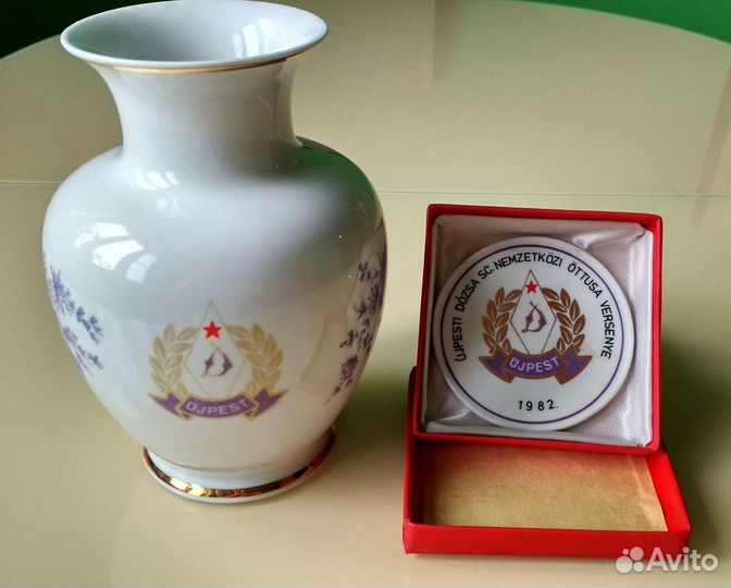 Фарфор, вымпел и спички с символикой Уйпешт Дожа