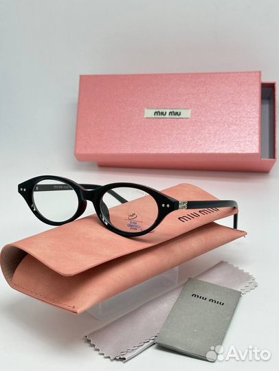 Солнцезащитные очки Miu Miu