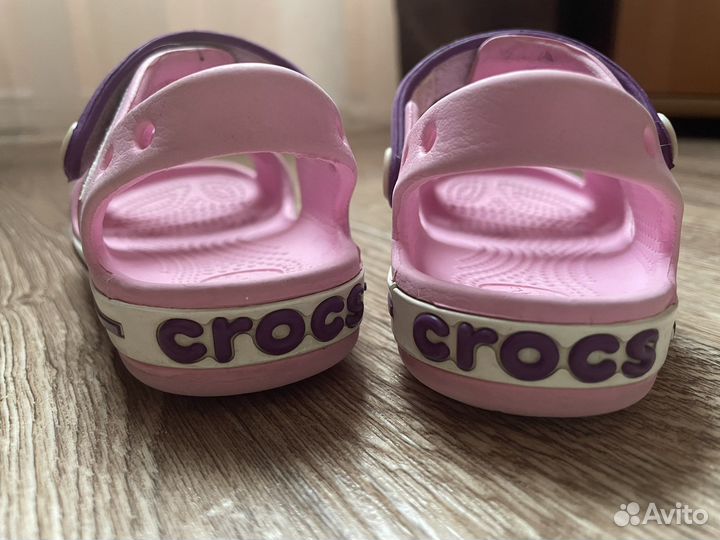 Сандалии для девочки Crocs