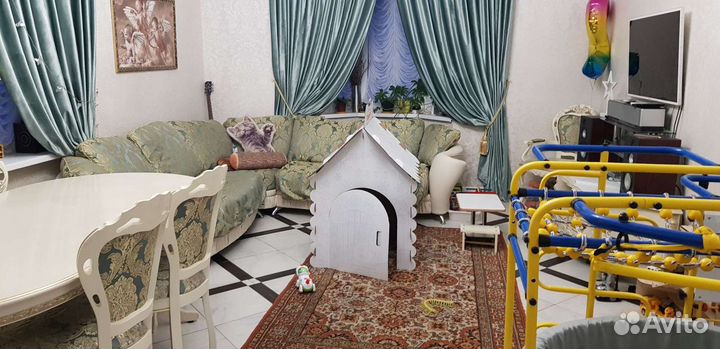 Няня для ребенка, детская площадка, детский сад