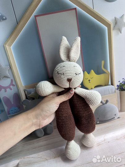 Заяц-комфортер, вязанная игрушка