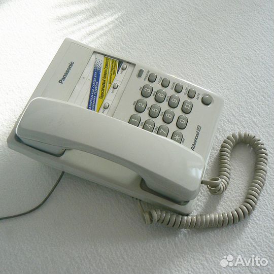 Кнопочный телефон на проводе