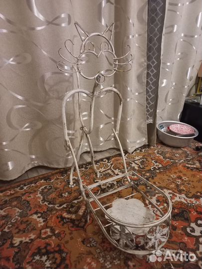 Металлическая подставка под цветы