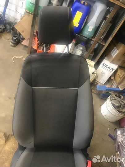 Передние сидения от Форд Фокус 3