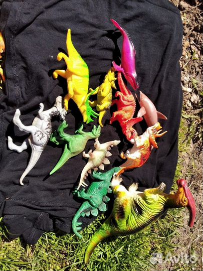 Фигурки животных и динозавры