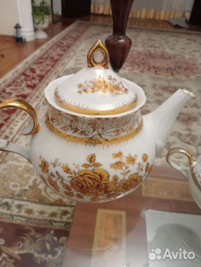 Чайник с сахарницей