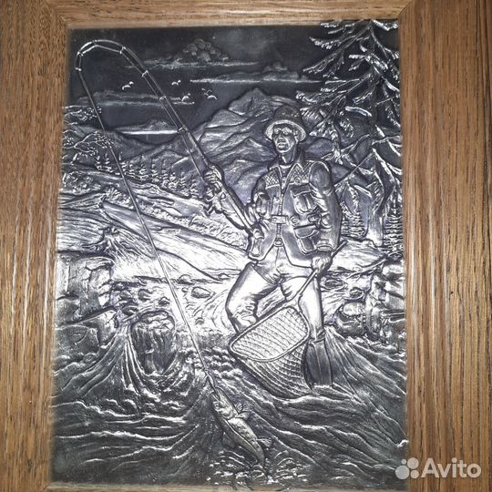 Картина в дубовой раме. Олово.Рыбак