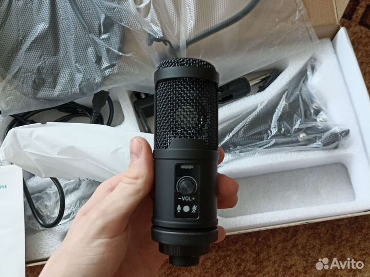 Студийный конденсаторный микрофон