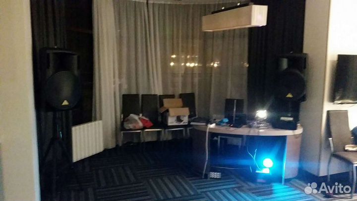 Диджей DJ с аппаратурой