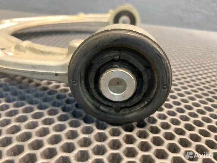 Рычаг подвески верхний передний правый Porshe