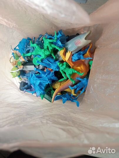 Пакет солдатиков и машинок