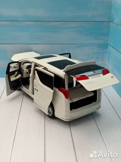 Модель Toyota Alphard 1:18 металл