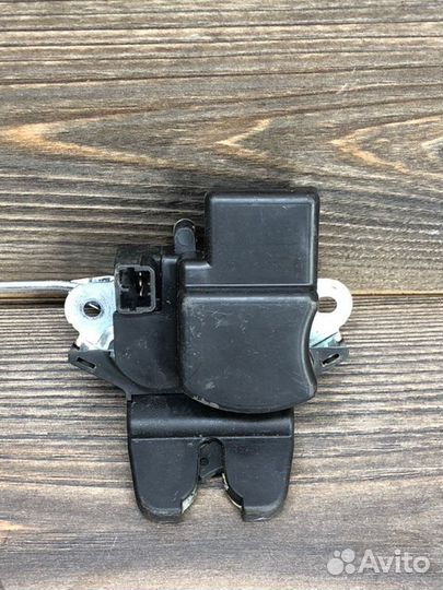 Замок крышки багажника Kia Rio 3 1.4 2012