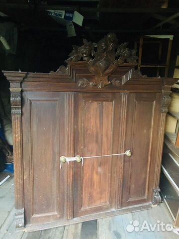 С�таринный антикварный шкаф из дерева 19 века