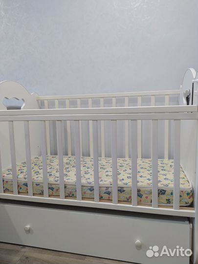 Детская кроватка с маятником и ящиком