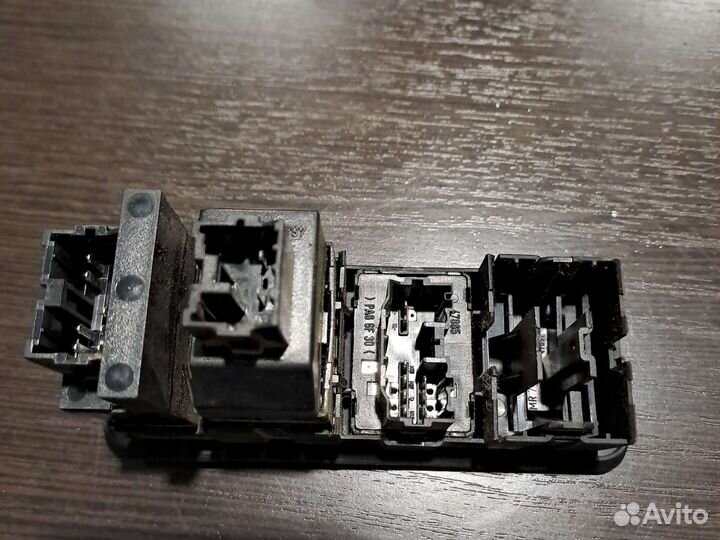 Блок управления зеркалами Mitsubishi Carisma