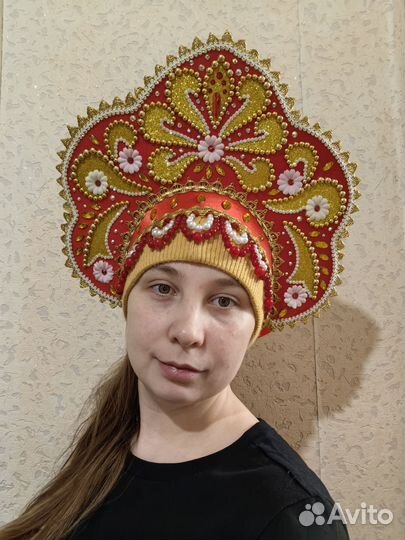 Кокошник красный