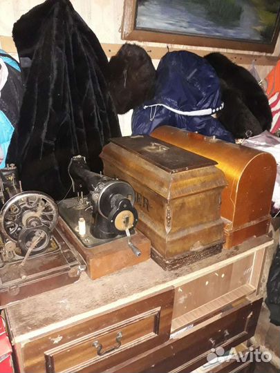 Старинное Зеркало и швейные машинки