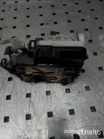 Замок двери передней правой Volkswagen Golf