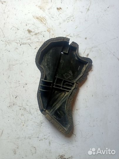 Уплотнитель водостока левый Toyota Corolla E150