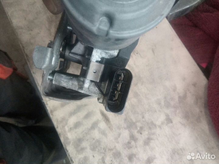 Моторчик стеклоочистителя передний правый Seat Leo