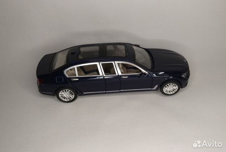 Модель автомобиля BMW 760 long масштаб 1/24