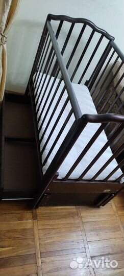 Детская кроватка с маятником и ящиком