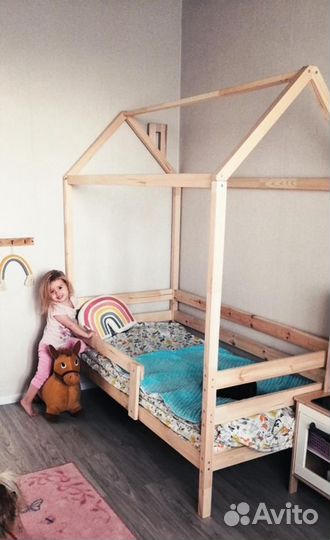 Кровать-домик из массива