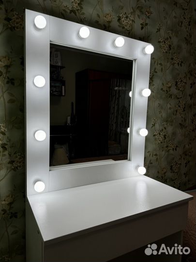 Гримерный стол с зеркалом
