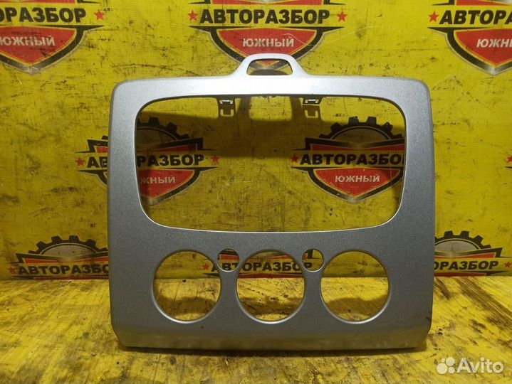 Рамка магнитолы Ford Focus 2 овальная