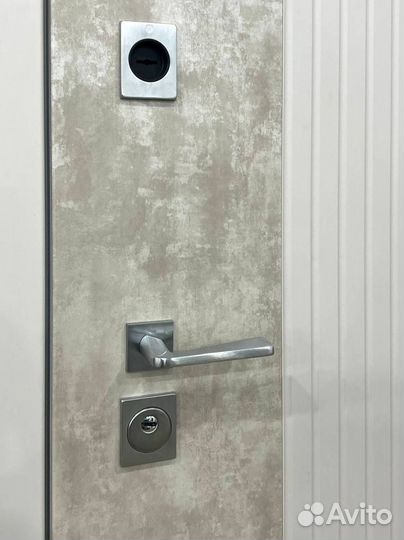 Входная дверь в CPL отделке с ручкой подсветкой