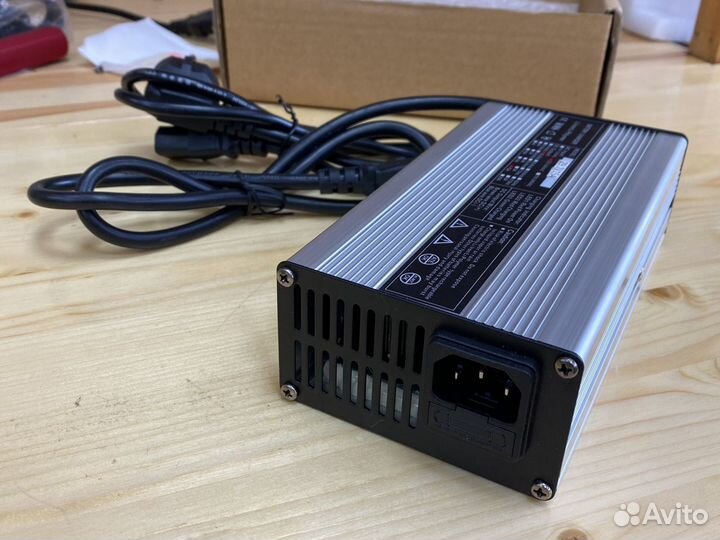 Зарядное устойство 24v lifepo4, li-ion 7-10a 000