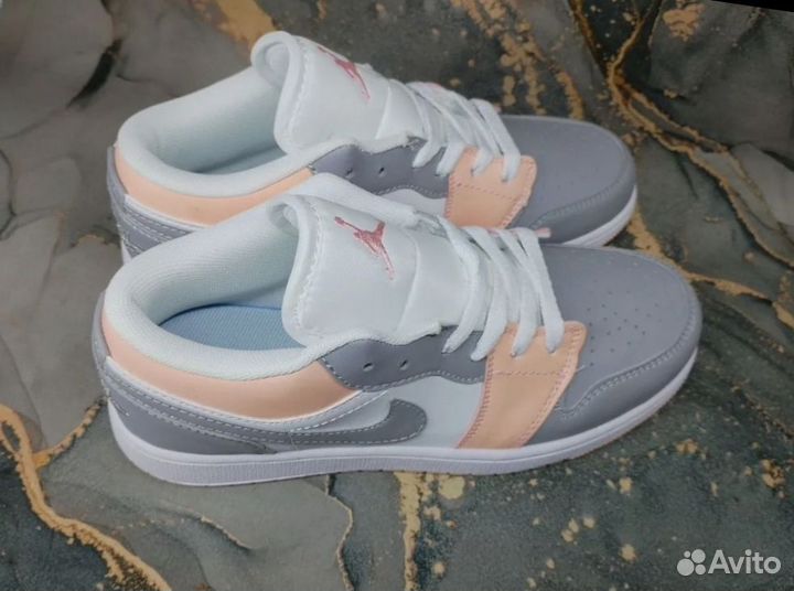 Кроссовки женские