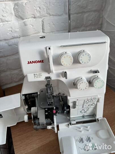 Отличный оверлок Janome 210 d