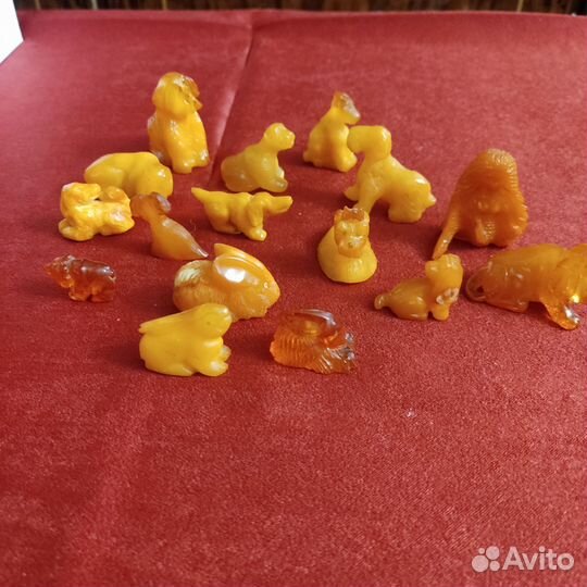 Фигурки из янтаря