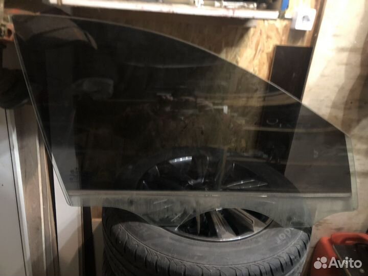 Переднее левое стекло